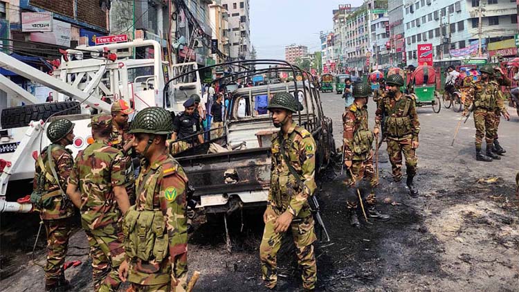 দুই পোশাকশ্রমিক গুলিবিদ্ধ, পুলিশ-সেনাবাহিনীর গাড়িতে আগুন