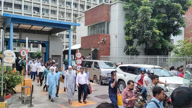 নতুন বেতন কাঠামোসহ ৯ দফা দাবিতে সচিবালয় কর্মচারীদের প্রতিবাদ