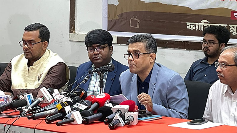 প্রধান উপদেষ্টা চাচ্ছেন পাকিস্তানের সঙ্গে সম্পর্কের উন্নতি : প্রেস সচিব শফিকুল আলম
