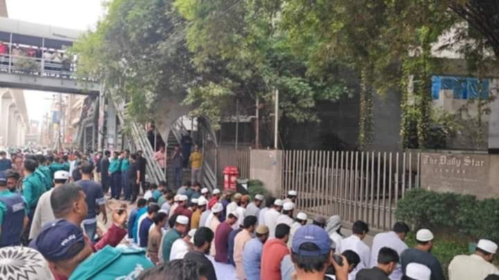 ভারতীয় আগ্রসনের সহযোগীতা’র অভিযোগে ডেইলি স্টার অফিসের সামনে খুতবা পাঠ