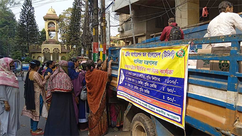 চট্টগ্রামে ট্রাকের সামনে লাইন ভোর থেকে, চাল সরবরাহ বন্ধ