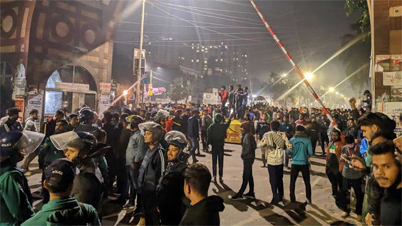 সাত কলেজের কাছে নতি স্বীকার ঢাবি প্রশাসনের, শিক্ষার্থীদের দাবি পেশ হবে যমুনায়