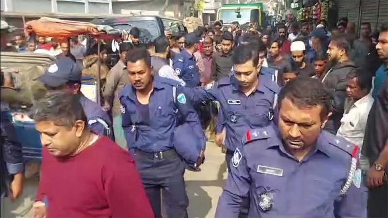লক্ষ্মীপুরে অটোরিকশা চালকদের পিটুনিতে ৩ পুলিশসহ ৪ জন হাসপাতালে