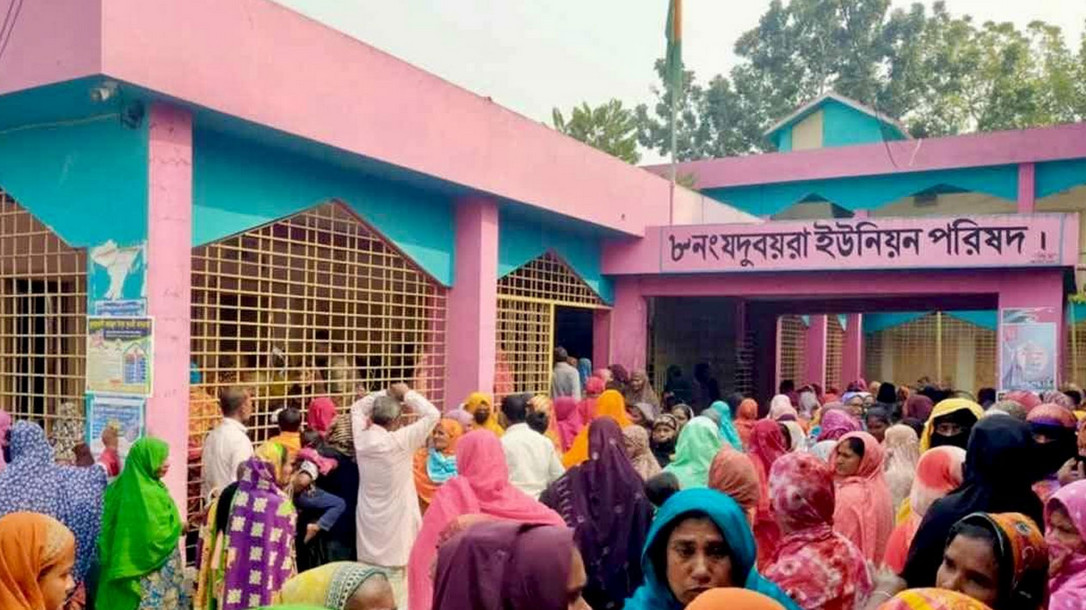 কুষ্টিয়ায় তালা ভেঙে ইউনিয়ন পরিষদে চেয়ারম্যানকে চেয়ারে বসালেন নারীরা