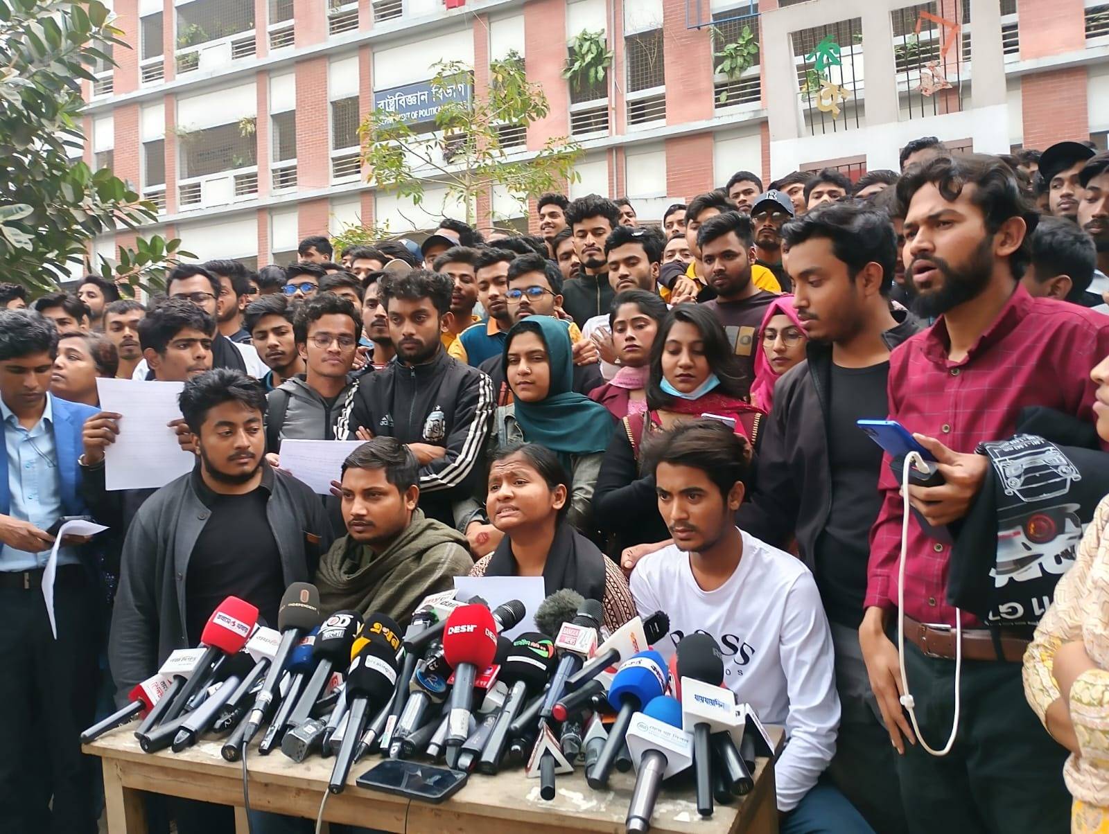ছয় দফা দাবিতে সাত কলেজের শিক্ষার্থীদের ৪ ঘন্টার আল্টিমেটাম