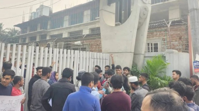 ঢাবি অধ্যায় শেষ হতে না হতেই এবার ইউজিসি ভবনের গেটে তালা দিলেন শিক্ষার্থীরা