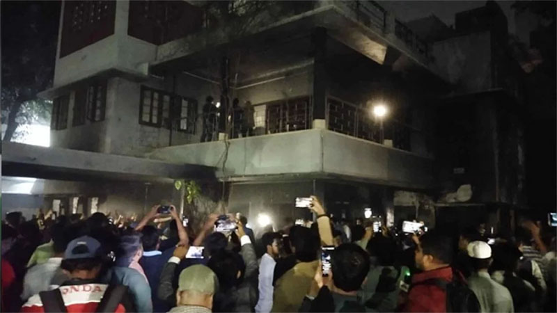 ধানমন্ডি ৩২ ভাঙচুর-লুটপাট: ইউনূস, আসিফ নজরুল, শফিকুলসহ ২৭ জনের বিরুদ্ধে মামলার আবেদন নিল না আদালত