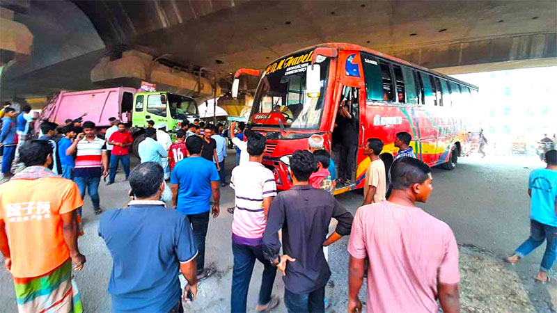 কাউন্টারভিত্তিক বাস বন্ধের দাবিতে সায়েদাবাদে সড়ক অবরোধে শ্রমিকরা