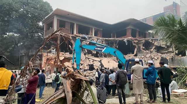 ধানমন্ডি ৩২-এ ৭ই মার্চের শ্রদ্ধা জানাতে যাওয়ায় ৩ নারীসহ ৪ জন গ্রেপ্তার