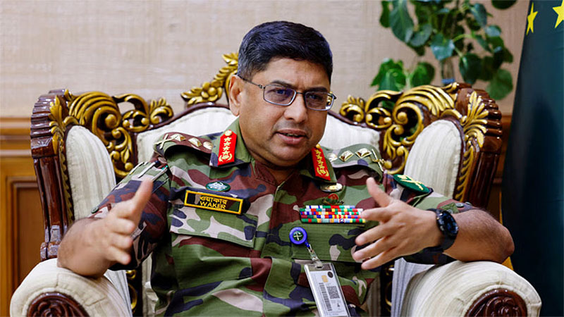 সেনাপ্রধানকে ‘রাজনীতি করতে চাইলে’ উর্দি খুলে মাঠে নামতে বললেন এনসিপি নেতা