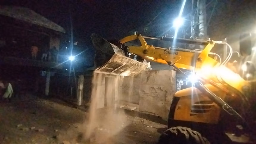 খুলনায় আলোচিত শেখ বাড়িতে বুলডোজার দিয়ে ভাঙচুর