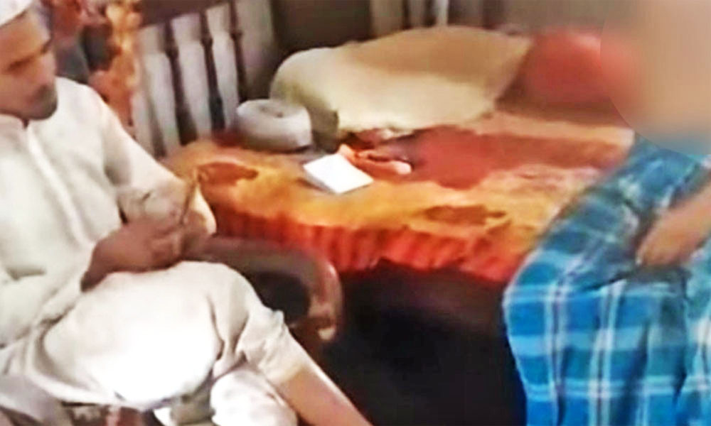 গ্রেপ্তার না করার আশ্বাসে স্বেচ্ছাসেবক লীগ নেতার বাবার কাছে সমন্বয়কের চাঁদাবাজি