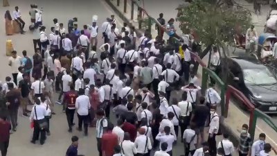 ঢাকা কলেজ ও সিটি কলেজের শিক্ষার্থীদের মধ্যে সংঘর্ষ : বৈছা আন্দোলনের পর ছাত্ররা বেপরোয়া হয়েছে বলে অভিযোগ সুধীজনের