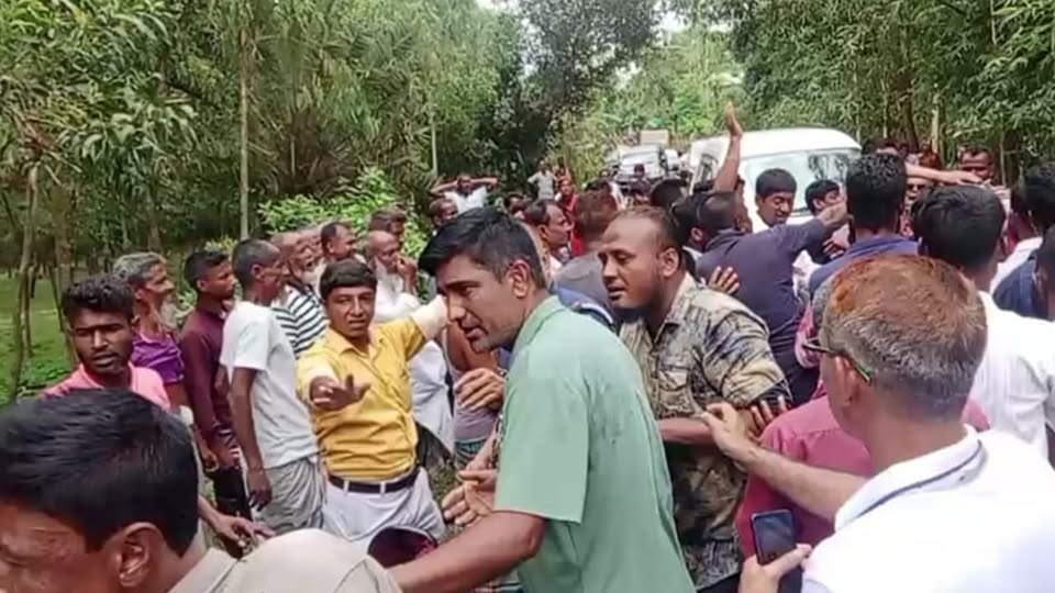 শেরপুরে পরিবেশ উপদেষ্টার গাড়িবহরে স্থানীয়দের হামলা