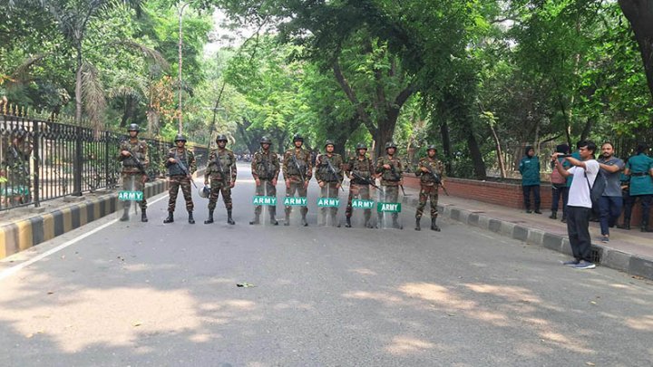 নির্দিষ্ট লোক ছাড়া আওয়ামীলীগ নিষিদ্ধের দাবিতে অবস্থান কর্মসুচি-তে কাউকে ঢুকতে দিচ্ছে না পুলিশ