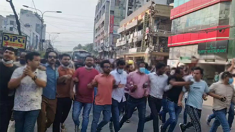 রাষ্ট্রবিরোধী চক্রান্তের বিরুদ্ধে আসাদগেট থেকে ধানমণ্ডি ৩২ আওয়ামী লীগের প্রতিবাদ মিছিল