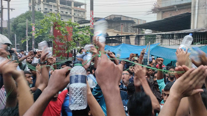 ‘বোতল-বোতল’ স্লোগানে মুখরিত জবি শিক্ষার্থীদের জমায়েত