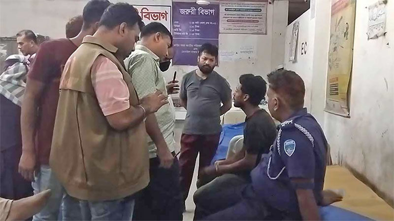 নোয়াখালীতে যুবলীগ কর্মীকে খুন করে বস্তায় ভরে লাশ খালে ফেলার সময় ধৃতদের গণপিটুনি