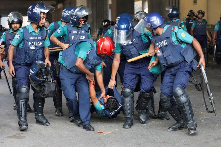বস্তিতে অভিযান থেকে চাঁদাবাজি প্রতিরোধ—সবখানেই হামলার লক্ষ্যবস্তু পুলিশ