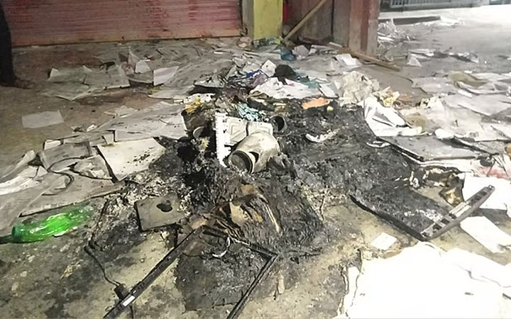প্রতিবেদনে শেখ হাসিনাকে ‘প্রধানমন্ত্রী’ উল্লেখ, পত্রিকা অফিসে আগুন