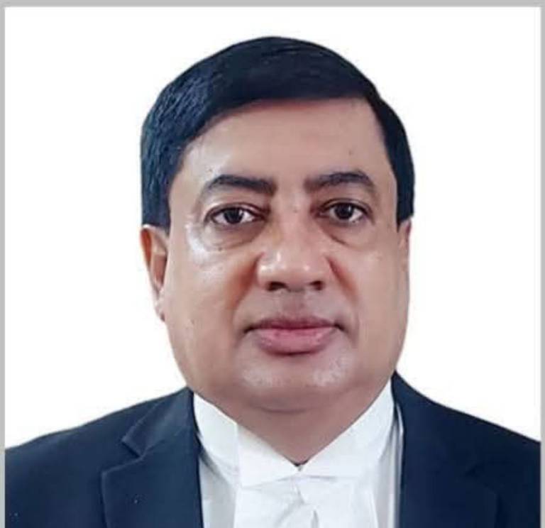 মামলা ছাড়াই জ্যেষ্ঠ আইনজীবি গ্রেফতার