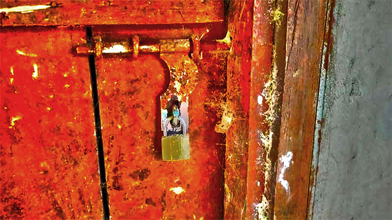 কিস্তির টাকার জন্য গ্রাহকের বৃদ্ধা মাকে বাইরে রেখে ঘরে তালা দিল ব্র্যাক কর্মী
