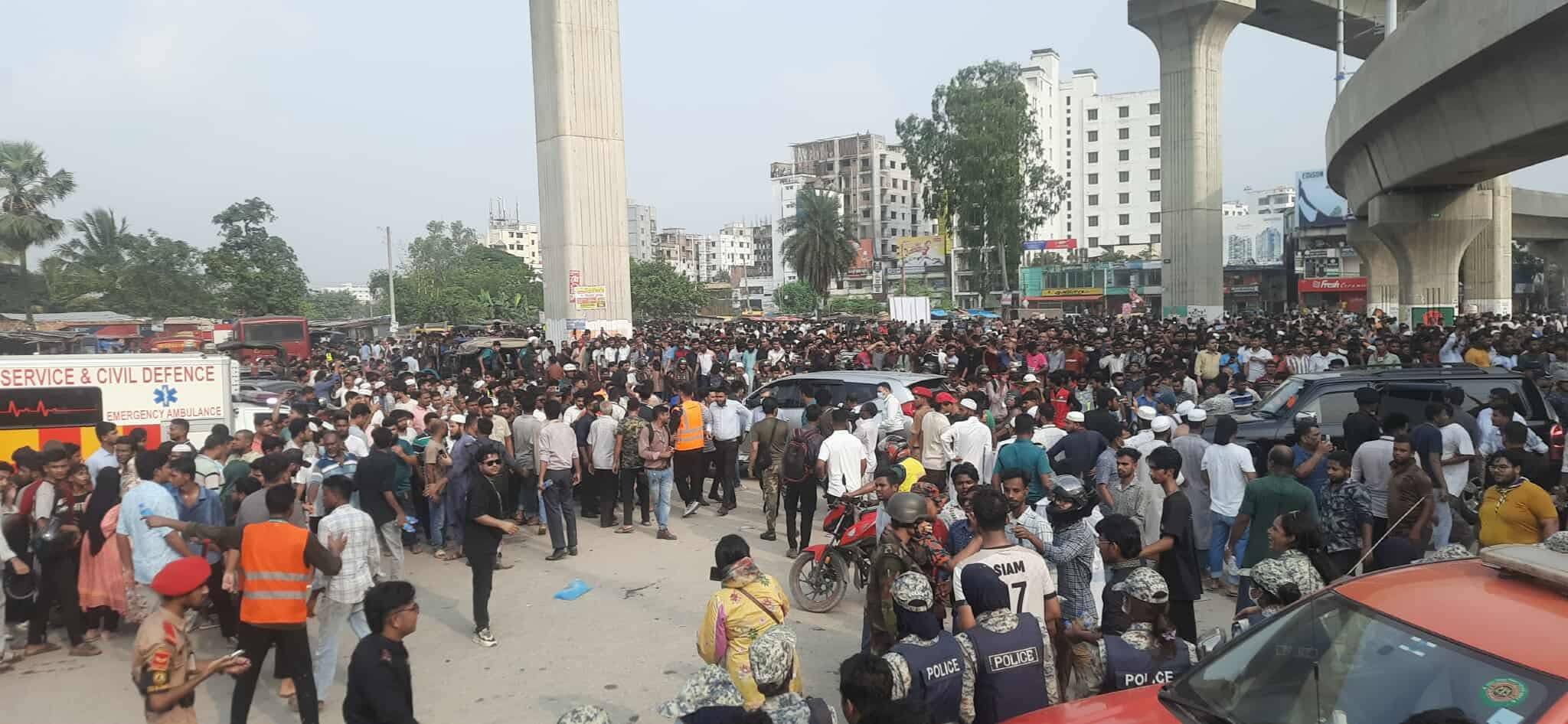 মাইলস্টোন কলেজে বিমান দুর্ঘটনায় উৎসুক জনতার ভিড়: যেন “মিশন ইম্পসিবল” সিনেমার শুটিং চলছে