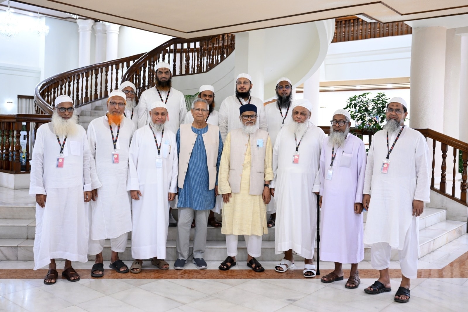 মাইলস্টোন বিমান দুর্ঘটনার ৬ দিন পরে আহতদের দেখতে সময় বের করলেন প্রধান উপদেষ্টা