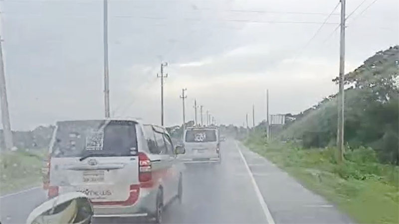 গোপালগঞ্জে প্রবেশের আগেই গাড়িবহর থেমে যায় এনসিপির, পুলিশের সাহায্য প্রার্থনা