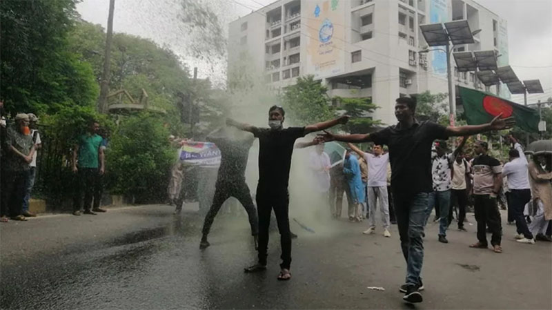 চাকরিচ্যুত বিডিআর সদস্যদের ওপর পুলিশি লাঠিচার্জ-জলকামান: জুলাই-সাথী ছাত্র সমন্বয়করা কেউ নেই পাশে