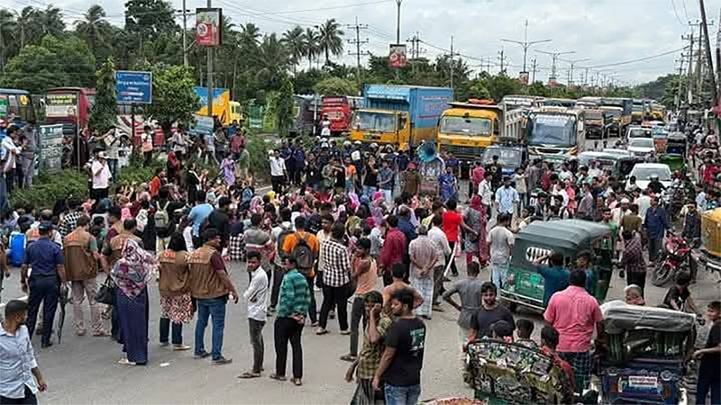 স্থায়ী ক্যাম্পাস, ছাত্র রাজনীতি বন্ধসহ নানা দাবিতে মহাসড়কে ফেনী ইউনিভার্সিটির শিক্ষার্থীরা