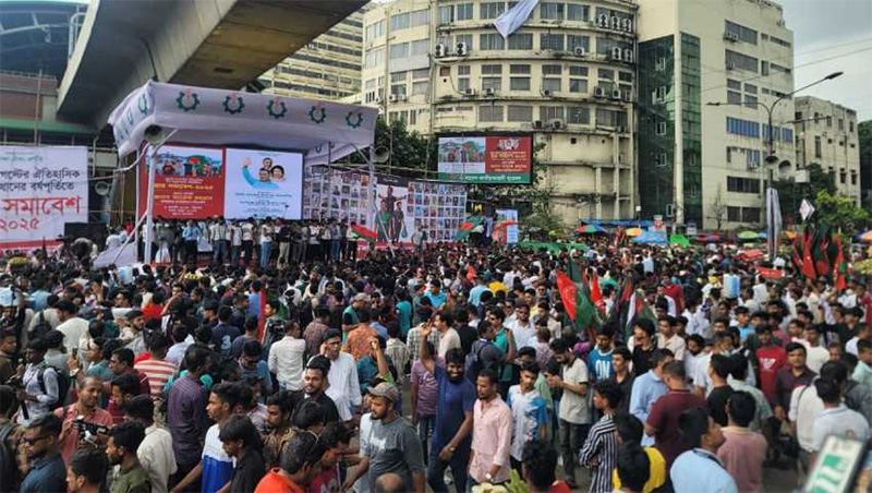 শাহবাগ মোড়ে ছাত্রদলের সমাবেশে রোগীদের চরম ভোগান্তি, সমালোচনা