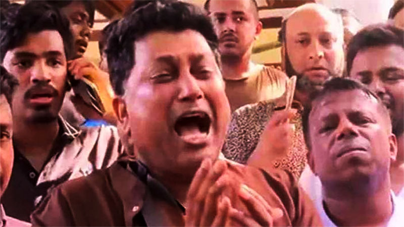 ‘ছাত্রলীগ হেলমেট পরে ছাত্রদের কুপিয়েছে’ কেঁদে কেঁদে চবি উপ-উপাচার্যের দাবি
