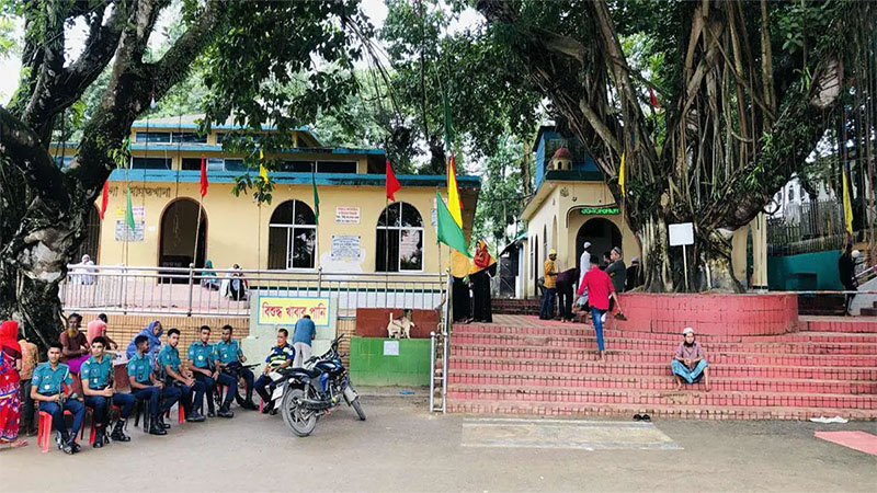 উগ্রবাদীদের ভয়ে ৭০০ বছরের ইতিহাসে প্রথম শাহপরান মাজারের শিরনি বিতরণ বন্ধের নির্দেশ প্রশাসনের