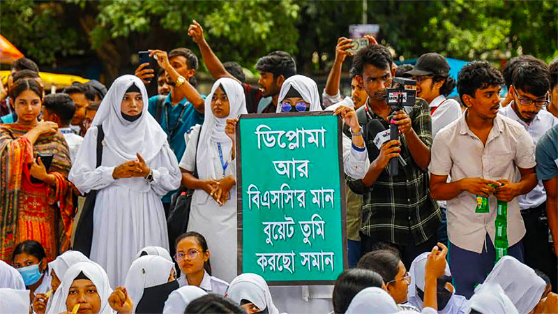 চার দফা দাবিতে তেজগাঁওয়ের সাতরাস্তা মোড়ে সড়ক অবরোধ ডিপ্লোমা শিক্ষার্থীদের