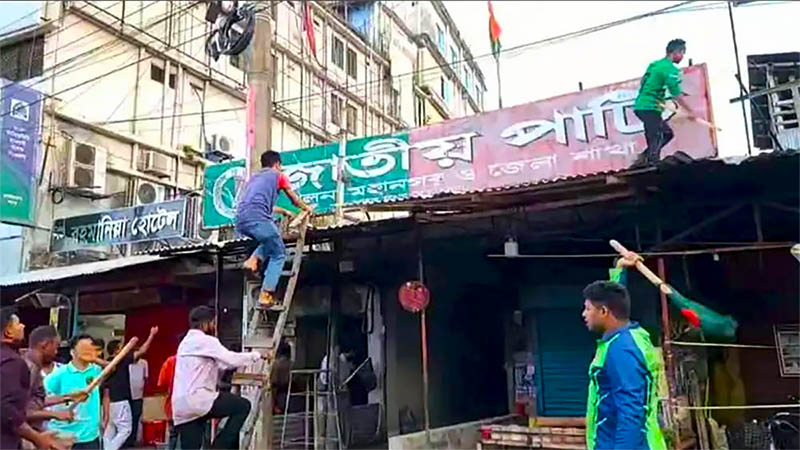 খুলনায় জাপা কার্যালয়ে গণ অধিকার পরিষদ কর্মীদের ভাঙচুর-লুটপাট: খুলে নিয়ে গেছে গ্রিল, নাট-বল্টুও
