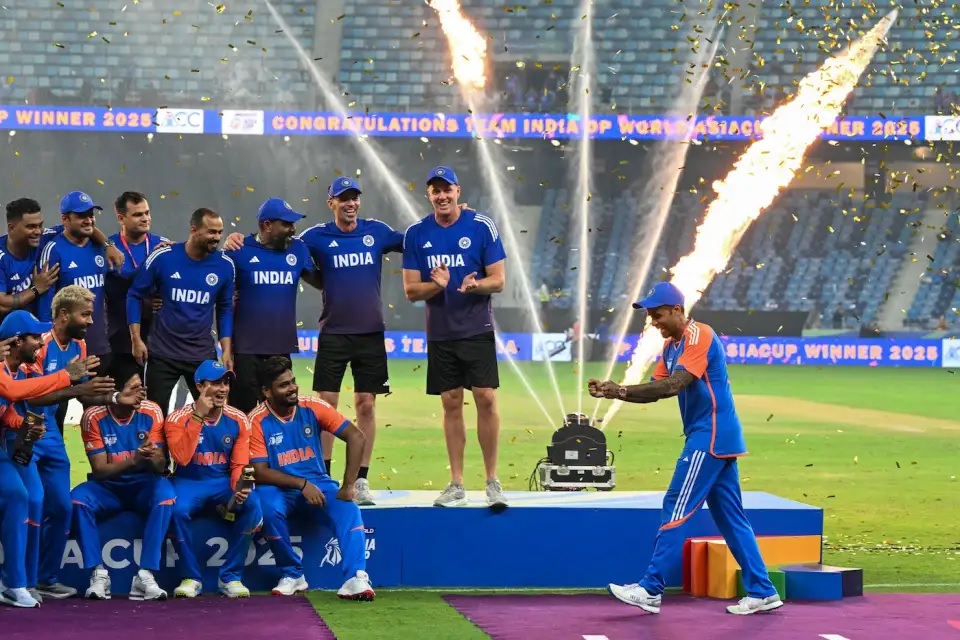 পাকিস্তানকে হারিয়ে এশিয়া কাপ জিতল ভারত, নাটকের পর ট্রফি ছাড়াই উদযাপন