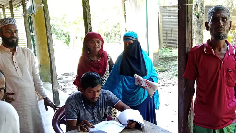কার্ড-নাম সবই আছে, হতদরিদ্রের চাল যায় কার ঝোলায়? মৃতের নামেও তোলা হচ্ছে চাল!