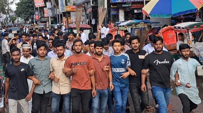 জেলা বিএনপি নেতার বিরুদ্ধে ছাত্রদলের ঝাড়ু মিছিল