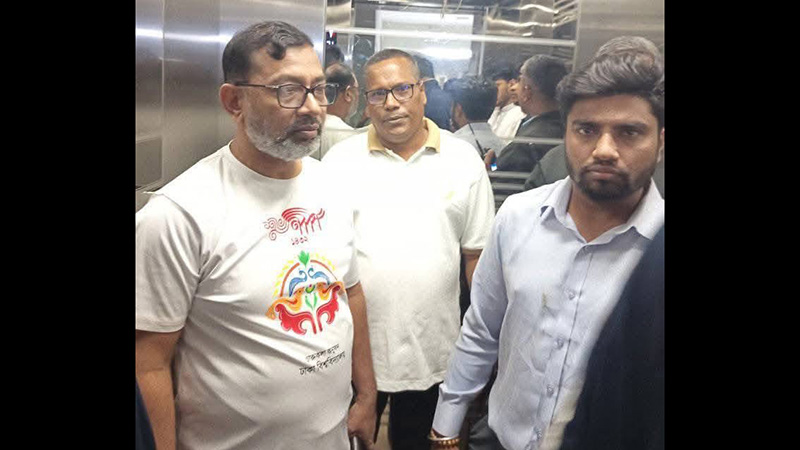 শেখ হাসিনার রায়ের বিরোধিতা: ঢাবি’র ডেপুটি রেজিস্ট্রারকে ‘মব’ করে পুলিশে সোপর্দ