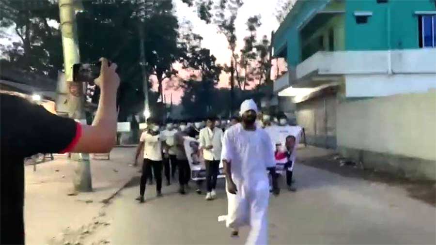 পটুয়াখালীতে কাফনের কাপড় পরে ‘জয় বাংলা’ স্লোগানে ছাত্রলীগের শতাধিক নেতাকর্মীর মিছিল