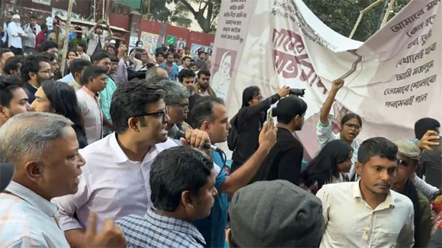 জুলাই মঞ্চের উগ্র জঙ্গিপনা প্রদর্শন, গানের অনুষ্ঠানে হামলা-ভাঙচুর
