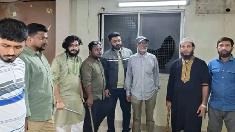খুলনায় এনসিপি কার্যালয়ে হামলা, ‘নিজেরাই ভেঙেছে’ বলে মত পার্শ্ববর্তী ব্যবসায়ীদের