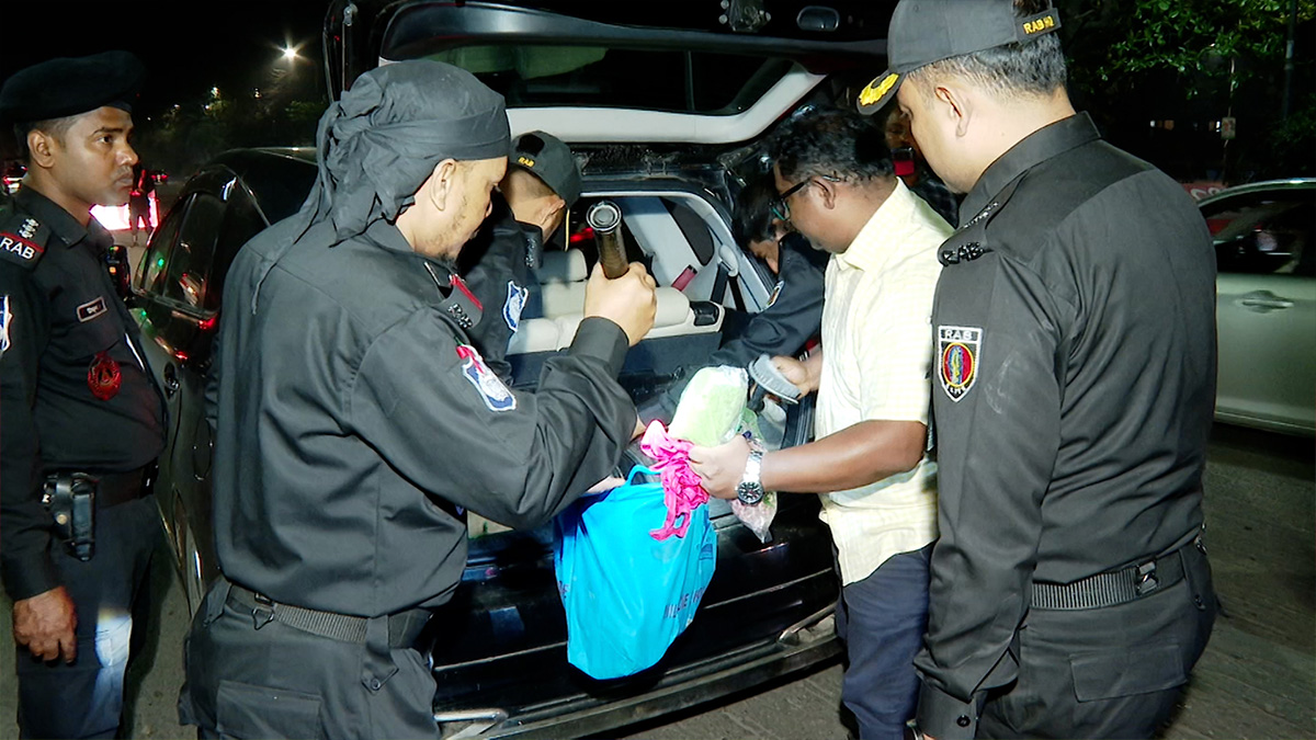‘ঢাকা লকডাউন’ কর্মসূচিতে ভীত ইউনুস সরকার: রাজধানীতে ধরপাকড়, গ্রেফতার আতঙ্কে সাধারণ মানুষ