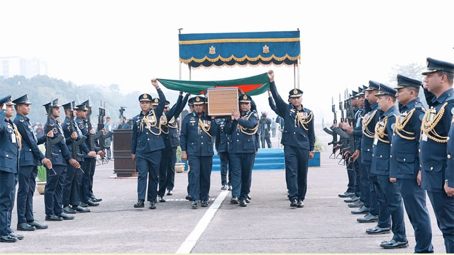 রাষ্ট্রীয় মর্যাদায় বীর মুক্তিযোদ্ধা এয়ার ভাইস মার্শাল এ কে খন্দকারের শেষ বিদায়