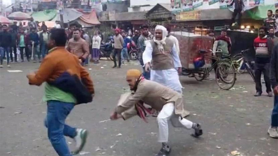 কারওয়ানবাজারে বিএনপি নেতার চাঁদাবাজির প্রতিবাদে মানববন্ধন: পুলিশের সামনেই ব্যবসায়ীদের প্রহার