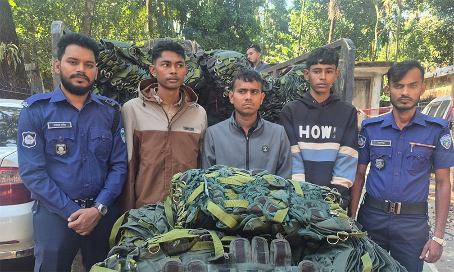 রামুতে বিপুল সামরিক সরঞ্জামসহ গ্রেপ্তার ৩, জিজ্ঞাসাবাদে মিলল ভয়াবহ তথ্য