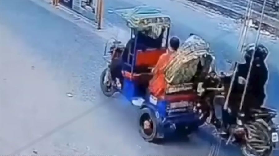 হাদীর ওপর গুলির ঘটনায় ধোঁয়াশা: পুলিশ বলছে ‘আসামি দেশেই’, গোয়েন্দারা বলছেন ‘দেশ ছেড়েছে জামায়াতি নেটওয়ার্কে’