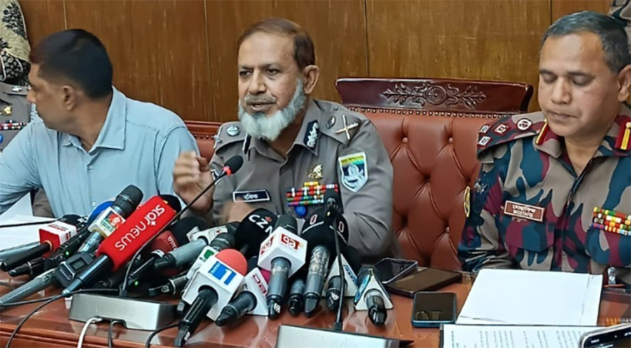 আইনশৃঙ্খলা নিয়ে জরুরি সংবাদ সম্মেলনে অনুপস্থিত স্বরাষ্ট্র উপদেষ্টা!