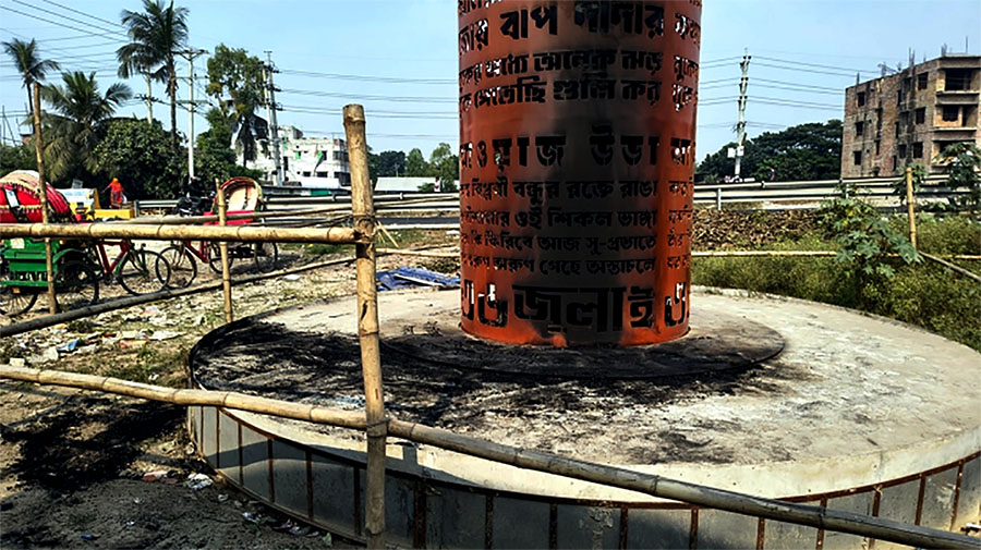 আগুনে পুড়ল মানিকগঞ্জের জুলাই স্তম্ভ
